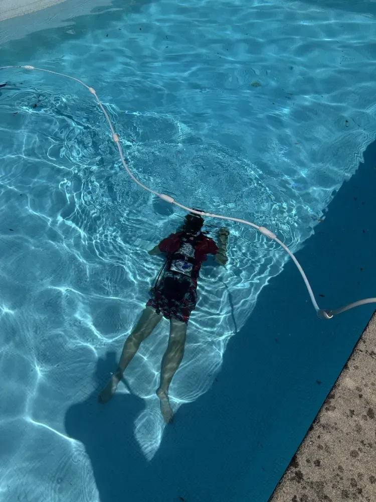 Recherche de fuite piscine à Cagnes-sur-Mer et alentours : contrôle de mosaïque manquante sans perte d’eau