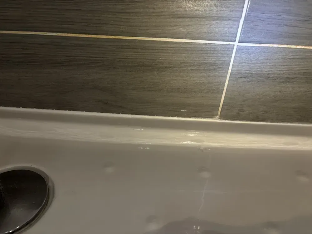 Refaire les joints en silicone d’une douche une étape clé pour éviter les fuites (5)