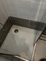 Refaire les joints en silicone d’une douche une étape clé pour éviter les fuites (1)