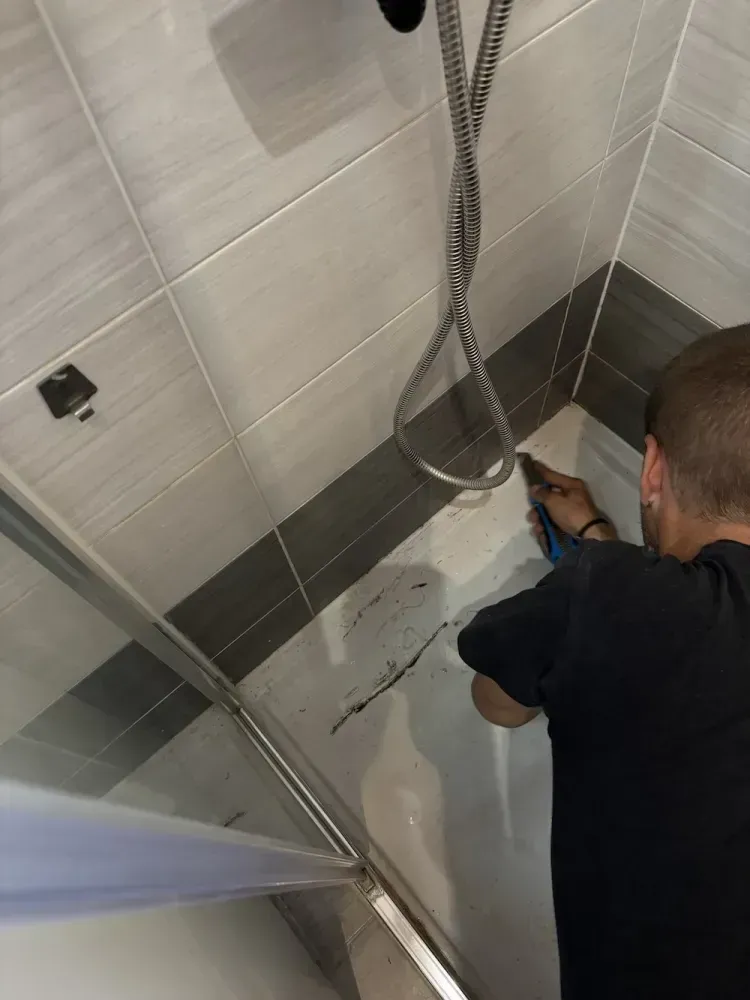 Refaire les joints en silicone d’une douche une étape clé pour éviter les fuites (2)