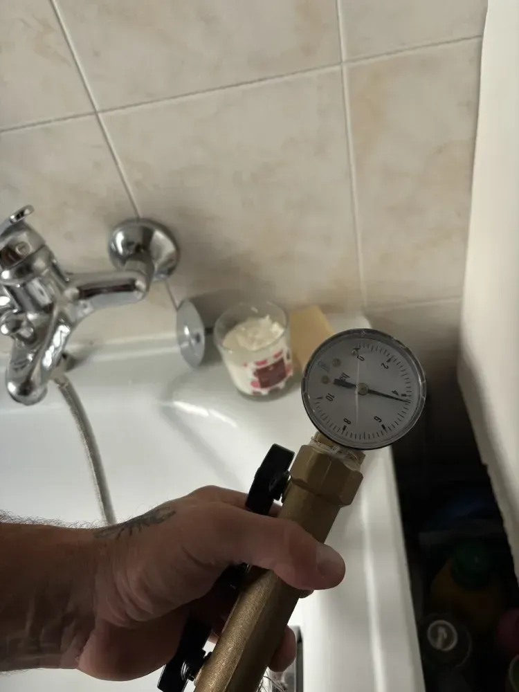 Recherche de fuite dans un immeuble à Nice : détection sur colonne entre deux étages