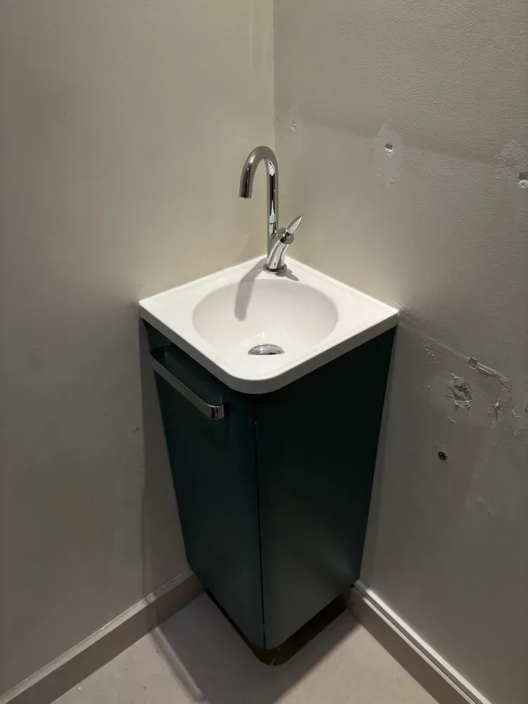 Remplacement d’un meuble lave-mains dans un WC -  les conseils de votre plombier à Nice